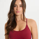 Top deportivo Admyre Moonlight rojo con diseño de sujeción media, tejido transpirable y estilo athleisure.