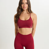 Top deportivo Admyre Moonlight rojo con diseño de sujeción media, tejido transpirable y estilo athleisure.