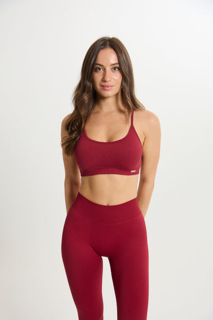 Top deportivo Admyre Moonlight rojo con diseño de sujeción media, tejido transpirable y estilo athleisure.