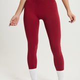 Legging Admyre Moonlight rojo de cintura alta con efecto moldeador y tejido técnico elástico para entrenamiento.
