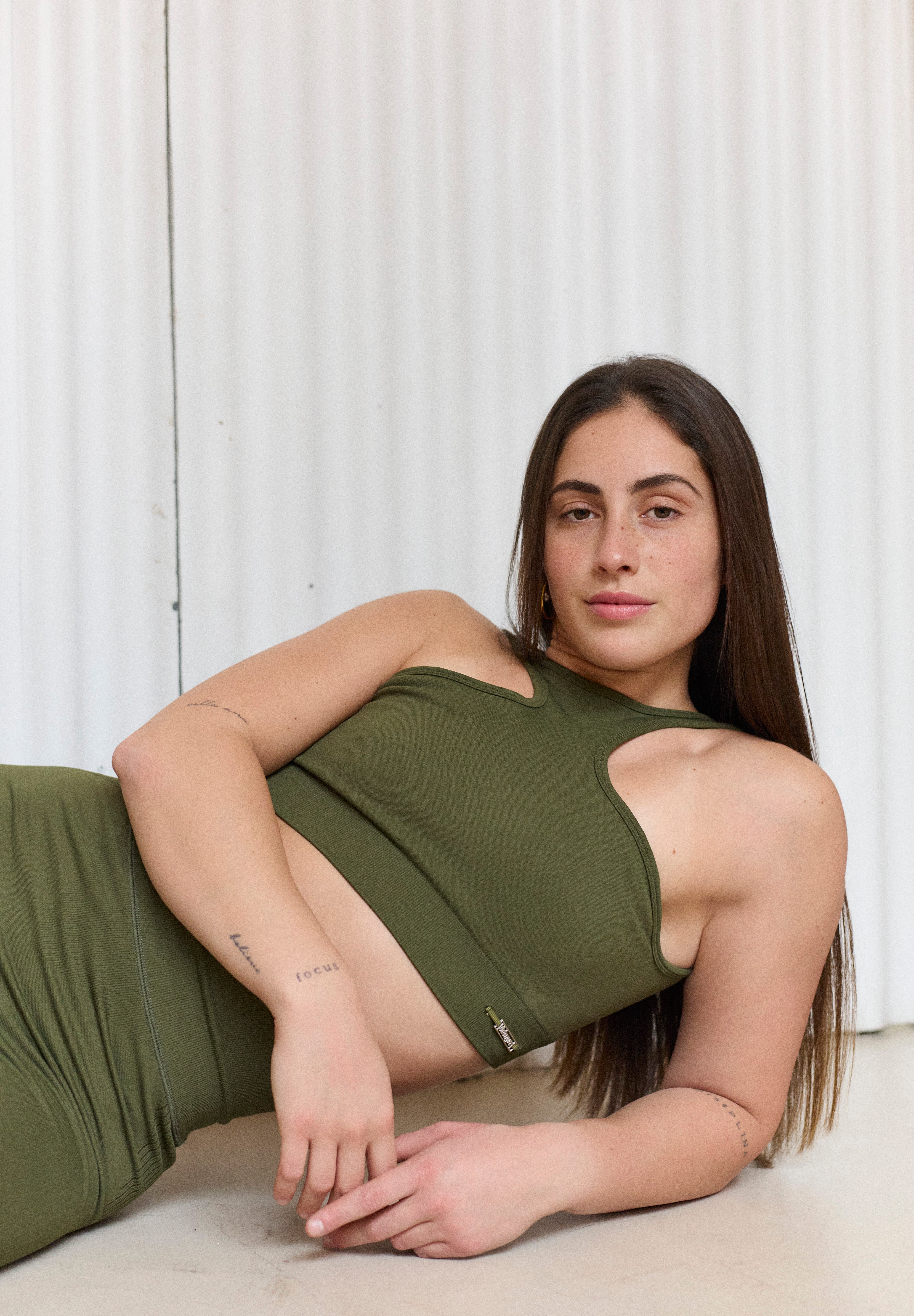 El sujetador Admyre Blossom está diseñado para ofrecerte una sujeción impecable y una espalda de impacto. Su diseño con espalda abierta realza tu figura, mientras que su frontal sin escote proporciona un ajuste firme y seguro, ideal para entrenamientos de alta intensidad. 