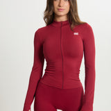 Chaqueta deportiva Admyre Moonlight roja con corte ergonómico y acabado transpirable para entrenamientos o uso urbano.