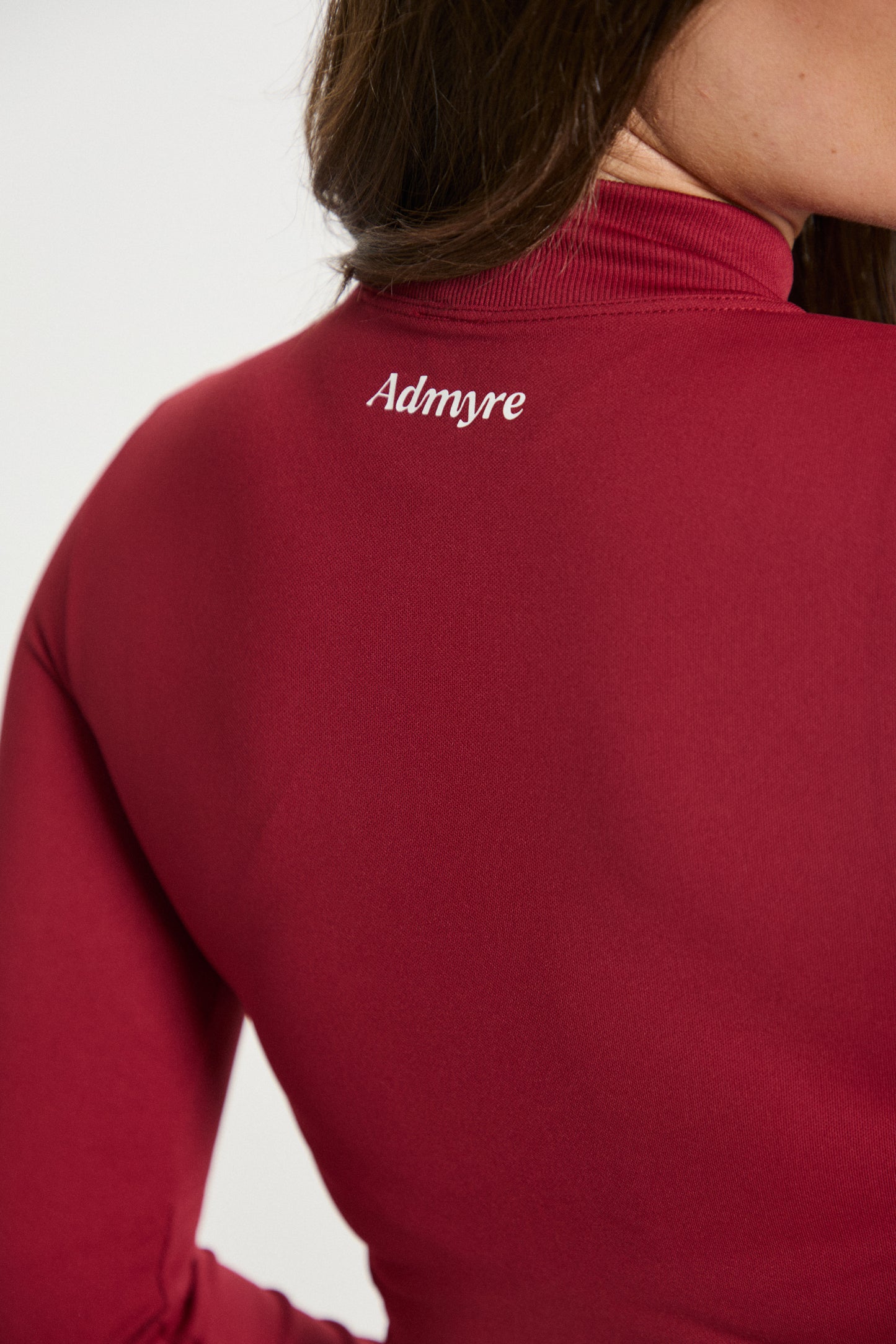 Chaqueta deportiva Admyre Moonlight roja con corte ergonómico y acabado transpirable para entrenamientos o uso urbano.