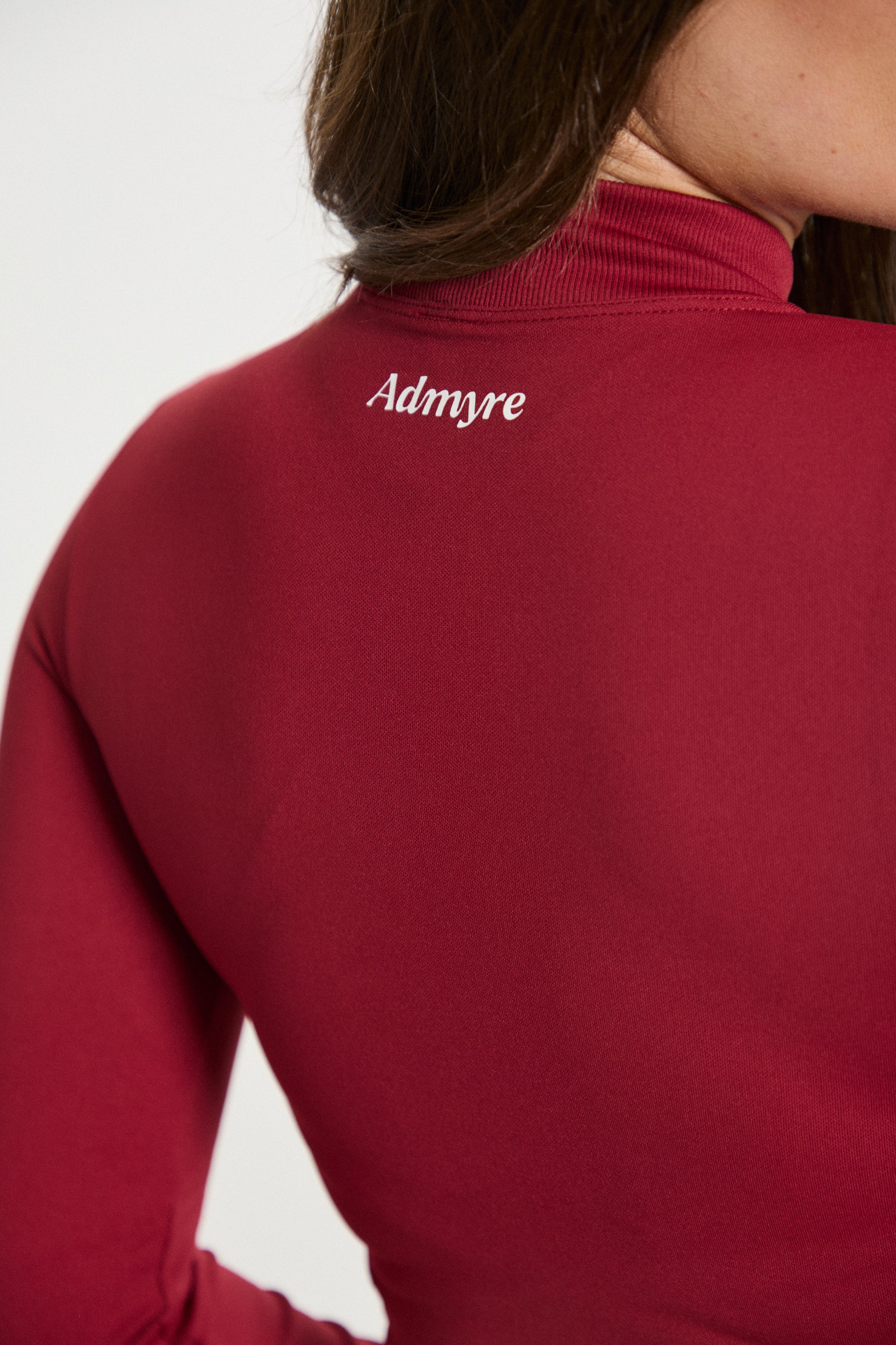 Chaqueta deportiva Admyre Moonlight roja con corte ergonómico y acabado transpirable para entrenamientos o uso urbano.