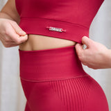 El sujetador Admyre Blossom está diseñado para ofrecerte una sujeción impecable y una espalda de impacto. Su diseño con espalda abierta realza tu figura, mientras que su frontal sin escote proporciona un ajuste firme y seguro, ideal para entrenamientos de alta intensidad. 