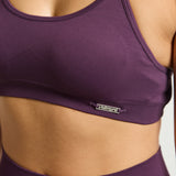 Top Admyre Moonlight morado con espalda deportiva y tejido elástico ideal para gym o yoga.