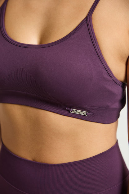Top Admyre Moonlight morado con espalda deportiva y tejido elástico ideal para gym o yoga.