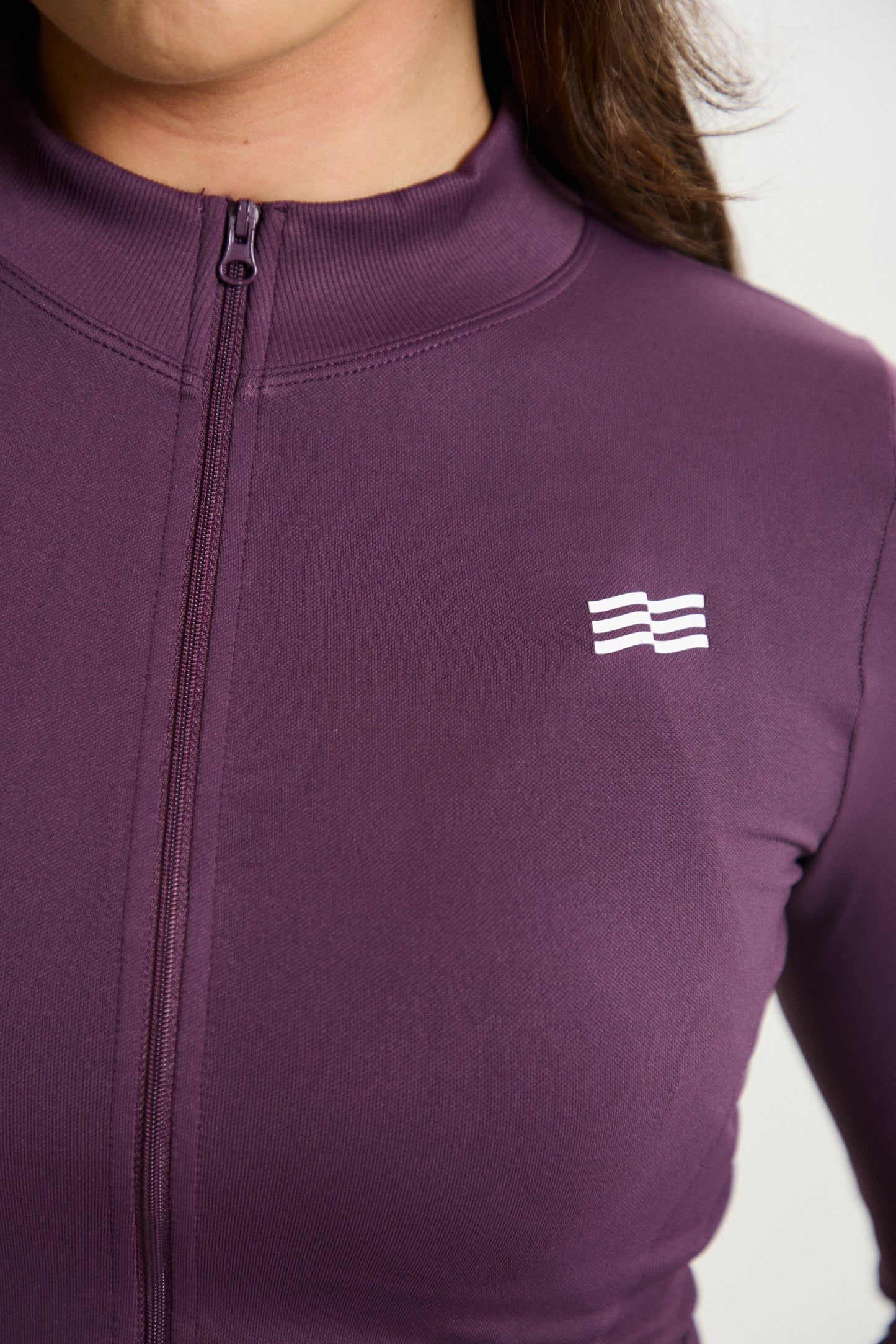 Chaqueta Admyre Moonlight morada con fit ceñido, tejido elástico y cremallera frontal, perfecta para el gym o streetwear.