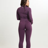 Chaqueta Admyre Moonlight morada con fit ceñido, tejido elástico y cremallera frontal, perfecta para el gym o streetwear.
