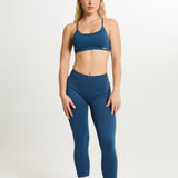 Top deportivo Admyre Moonlight en color navy con tirantes finos, soporte medio y acabado técnico para entrenamiento.