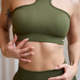El sujetador Admyre Blossom está diseñado para ofrecerte una sujeción impecable y una espalda de impacto. Su diseño con espalda abierta realza tu figura, mientras que su frontal sin escote proporciona un ajuste firme y seguro, ideal para entrenamientos de alta intensidad.