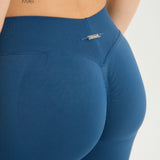 Legging Admyre Moonlight azul marino de cintura alta, compresivo y squat-proof, diseñado para rendimiento y estilo.