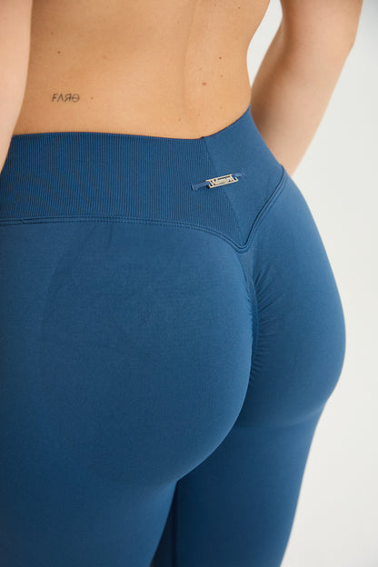Legging Admyre Moonlight azul marino de cintura alta, compresivo y squat-proof, diseñado para rendimiento y estilo.