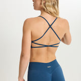 Top deportivo Admyre Moonlight en color navy con tirantes finos, soporte medio y acabado técnico para entrenamiento.