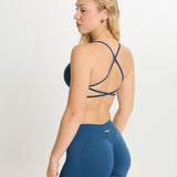 Top deportivo Admyre Moonlight en color navy con tirantes finos, soporte medio y acabado técnico para entrenamiento.