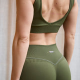 El sujetador Admyre Blossom está diseñado para ofrecerte una sujeción impecable y una espalda de impacto. Su diseño con espalda abierta realza tu figura, mientras que su frontal sin escote proporciona un ajuste firme y seguro, ideal para entrenamientos de alta intensidad. 