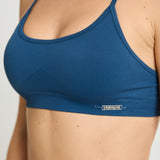 Top deportivo Admyre Moonlight en color navy con tirantes finos, soporte medio y acabado técnico para entrenamiento.