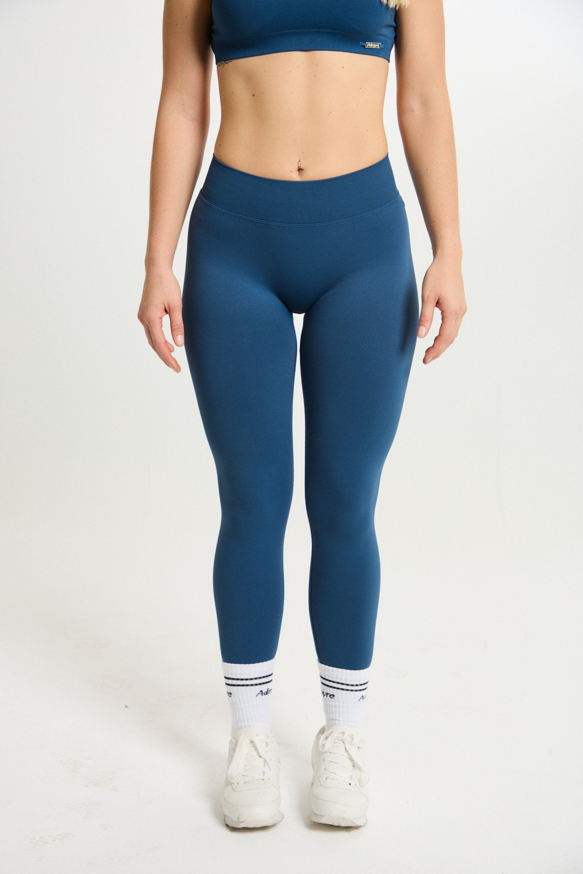 Legging Admyre Moonlight azul marino de cintura alta, compresivo y squat-proof, diseñado para rendimiento y estilo.