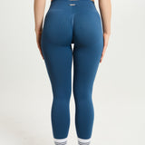 Legging Admyre Moonlight azul marino de cintura alta, compresivo y squat-proof, diseñado para rendimiento y estilo.