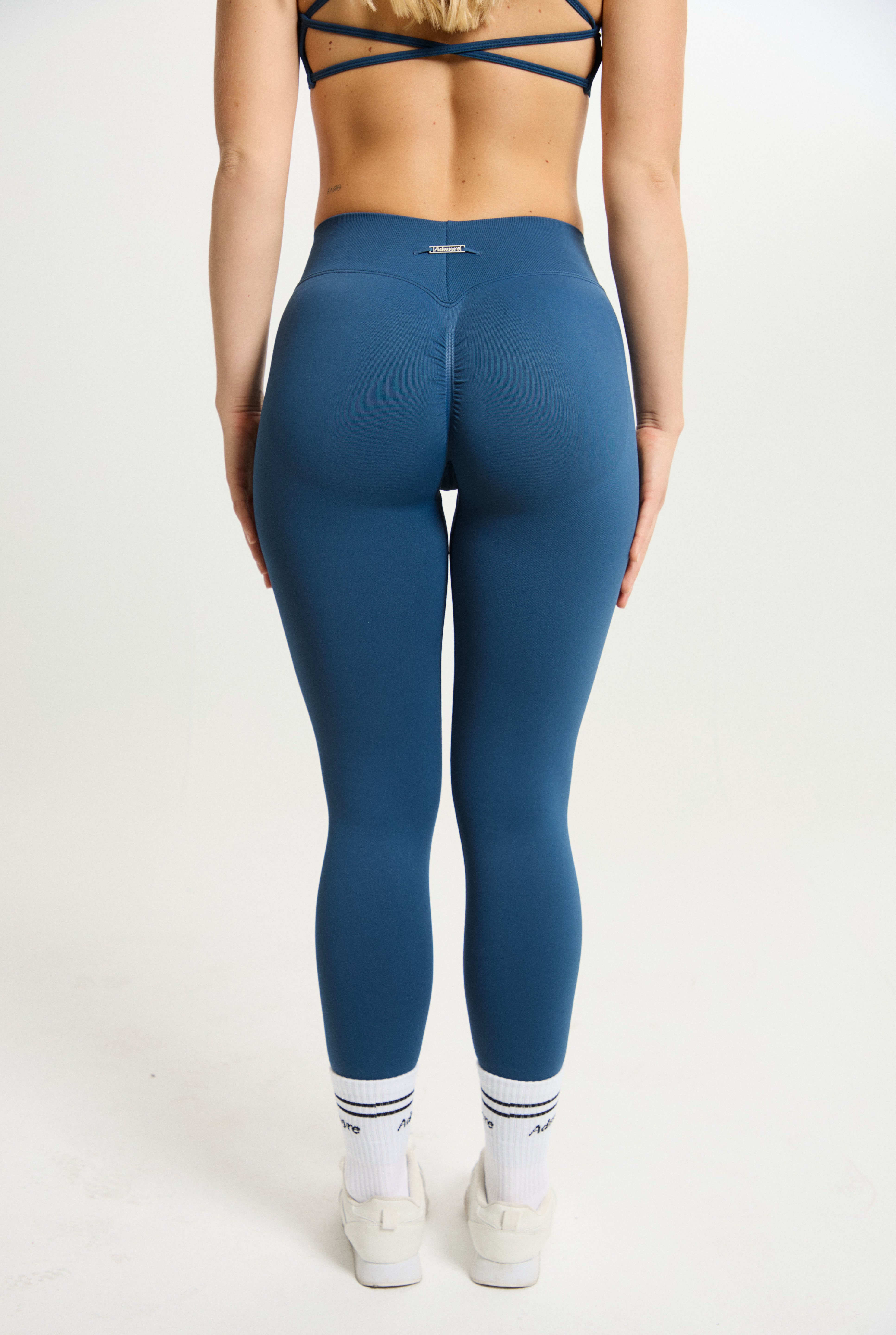 Legging Admyre Moonlight azul marino de cintura alta, compresivo y squat-proof, diseñado para rendimiento y estilo.