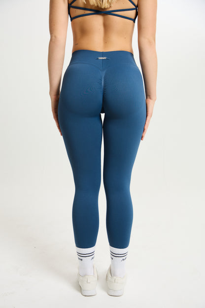 Legging Admyre Moonlight azul marino de cintura alta, compresivo y squat-proof, diseñado para rendimiento y estilo.