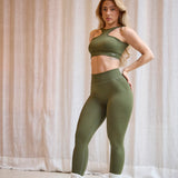 Los Leggings Blossom no solo ofrecen sujeción y estética, sino que elevan tu figura a otro nivel. Su banda elástica recoge el bajo abdomen, mientras que su textura de canalé envuelve la parte trasera del muslo para un ajuste perfecto. 