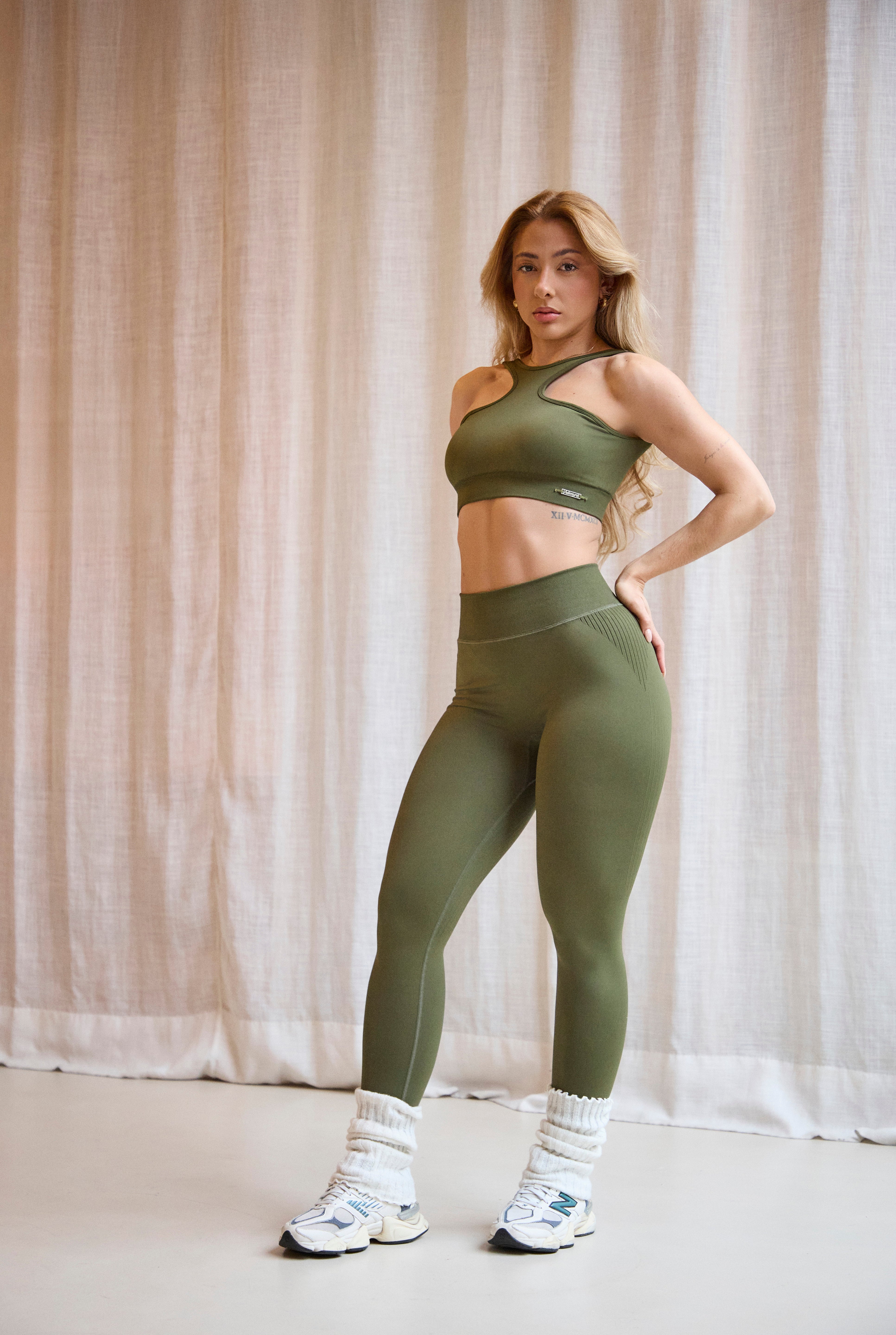 Los Leggings Blossom no solo ofrecen sujeción y estética, sino que elevan tu figura a otro nivel. Su banda elástica recoge el bajo abdomen, mientras que su textura de canalé envuelve la parte trasera del muslo para un ajuste perfecto. 
