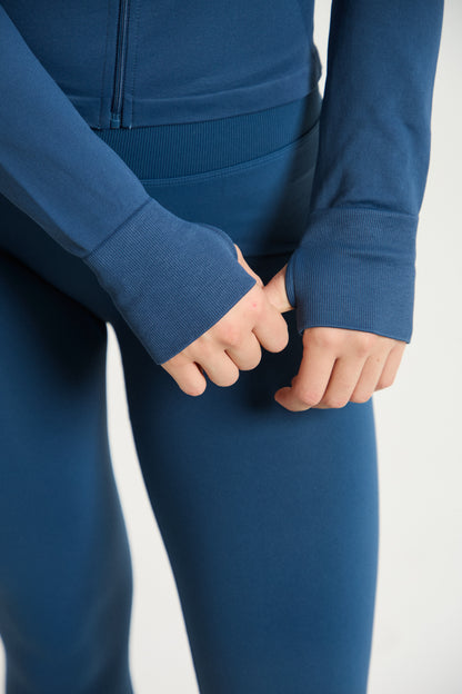 Chaqueta deportiva Admyre Moonlight azul navy con cremallera y cuello alto, diseño ajustado y tejido técnico.