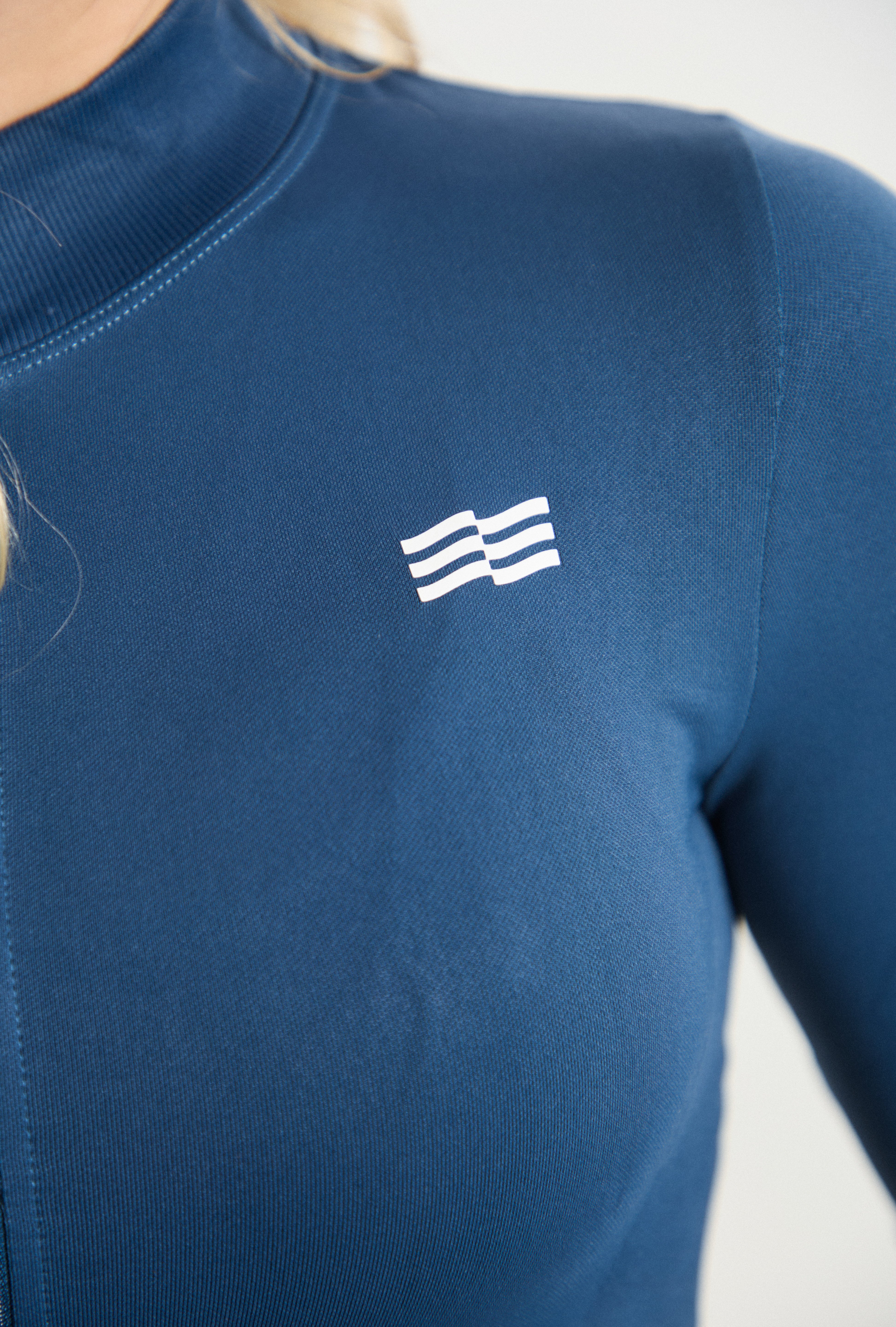 Chaqueta deportiva Admyre Moonlight azul navy con cremallera y cuello alto, diseño ajustado y tejido técnico.