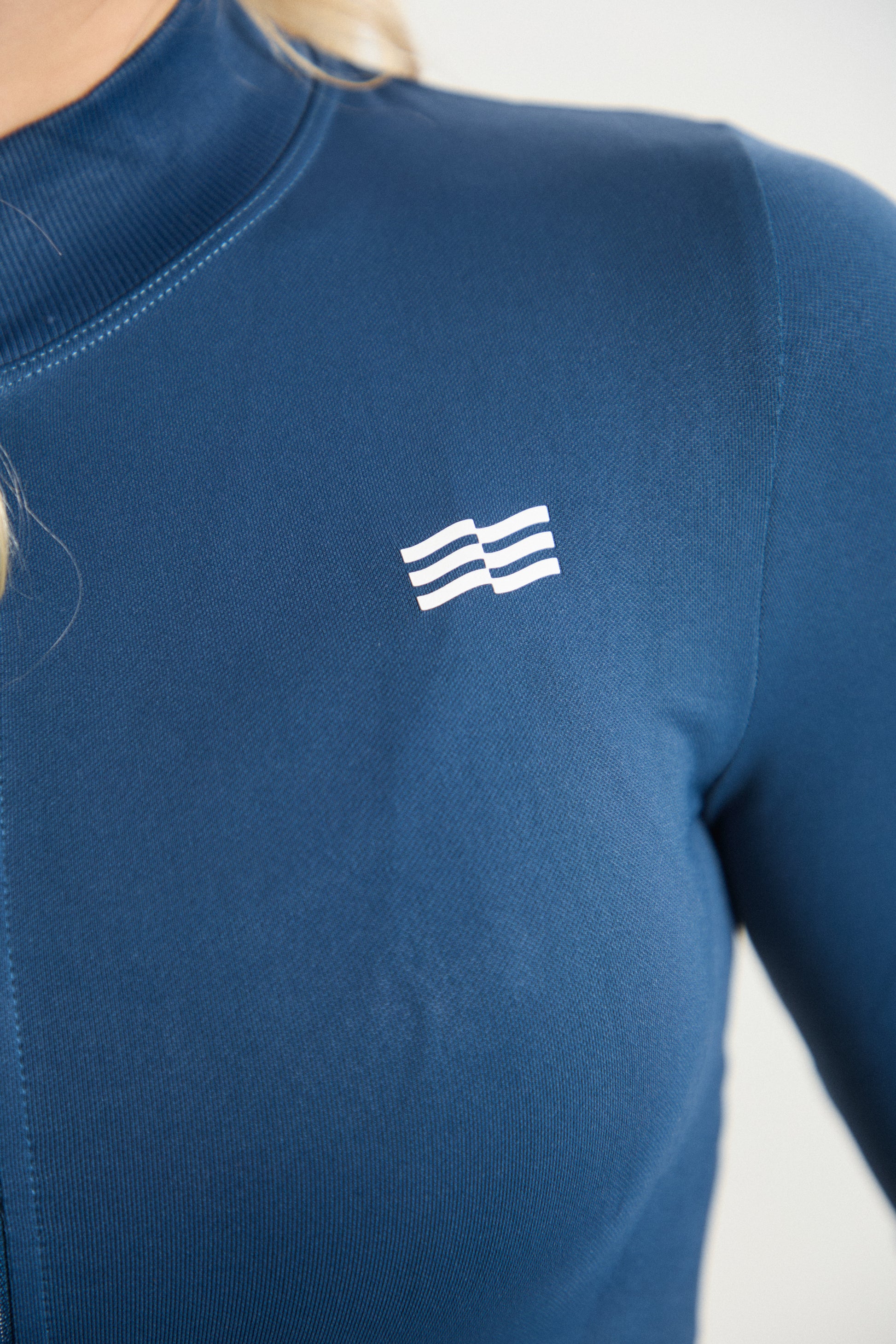 Chaqueta deportiva Admyre Moonlight azul navy con cremallera y cuello alto, diseño ajustado y tejido técnico.