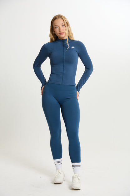 Chaqueta deportiva Admyre Moonlight azul navy con cremallera y cuello alto, diseño ajustado y tejido técnico.