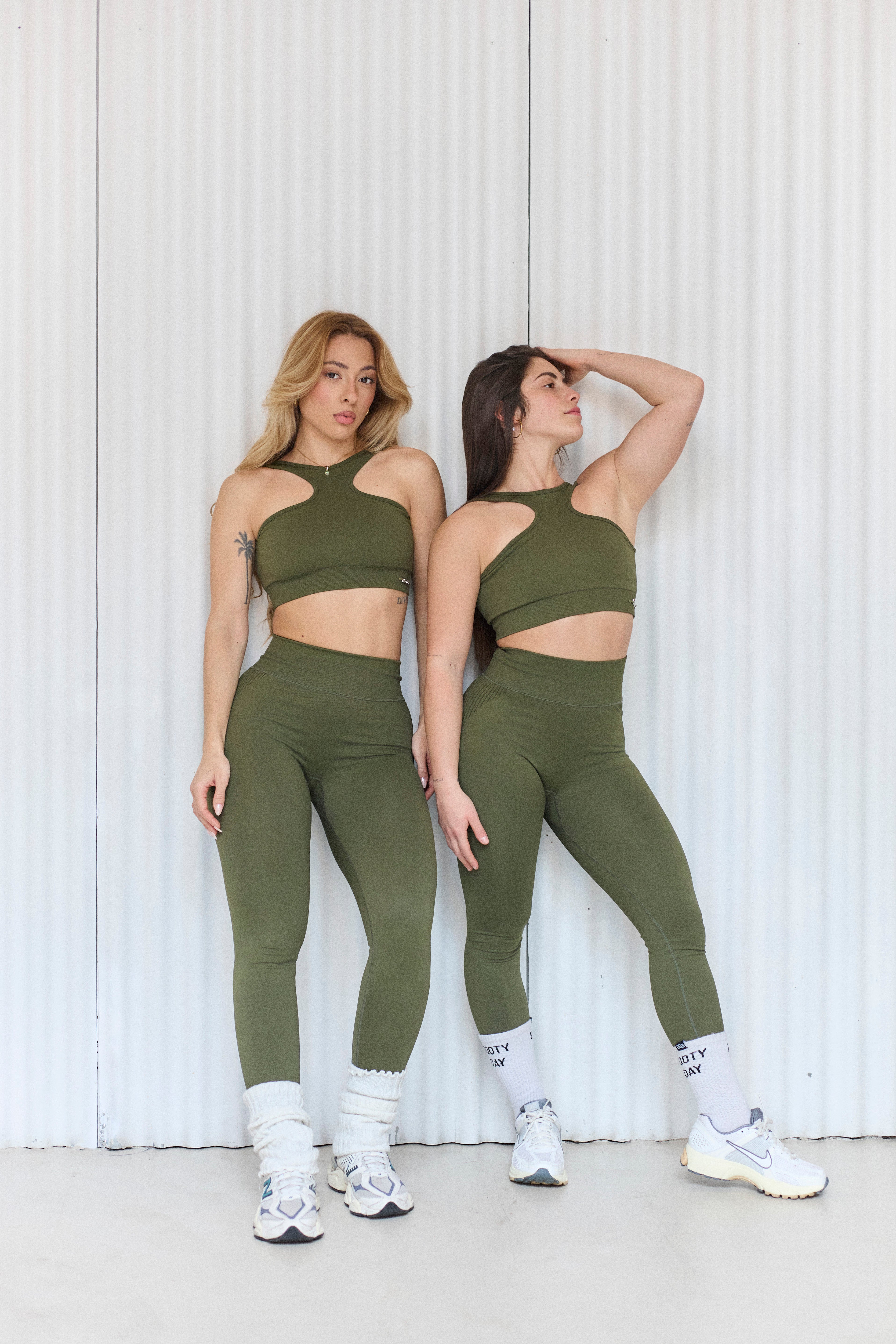 El sujetador Admyre Blossom está diseñado para ofrecerte una sujeción impecable y una espalda de impacto. Su diseño con espalda abierta realza tu figura, mientras que su frontal sin escote proporciona un ajuste firme y seguro, ideal para entrenamientos de alta intensidad. 