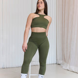 Los Leggings Blossom no solo ofrecen sujeción y estética, sino que elevan tu figura a otro nivel. Su banda elástica recoge el bajo abdomen, mientras que su textura de canalé envuelve la parte trasera del muslo para un ajuste perfecto. 