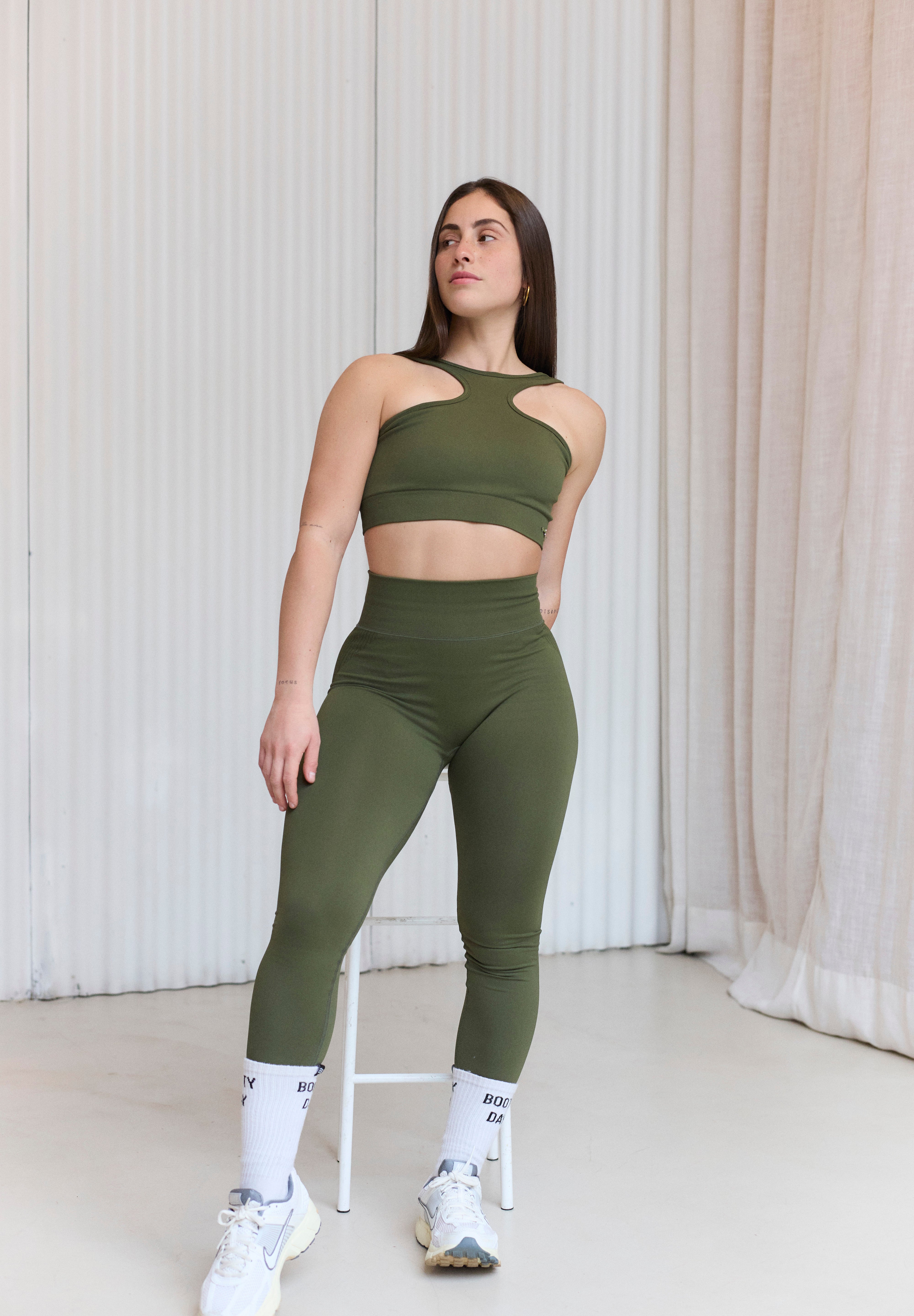 Los Leggings Blossom no solo ofrecen sujeción y estética, sino que elevan tu figura a otro nivel. Su banda elástica recoge el bajo abdomen, mientras que su textura de canalé envuelve la parte trasera del muslo para un ajuste perfecto. 