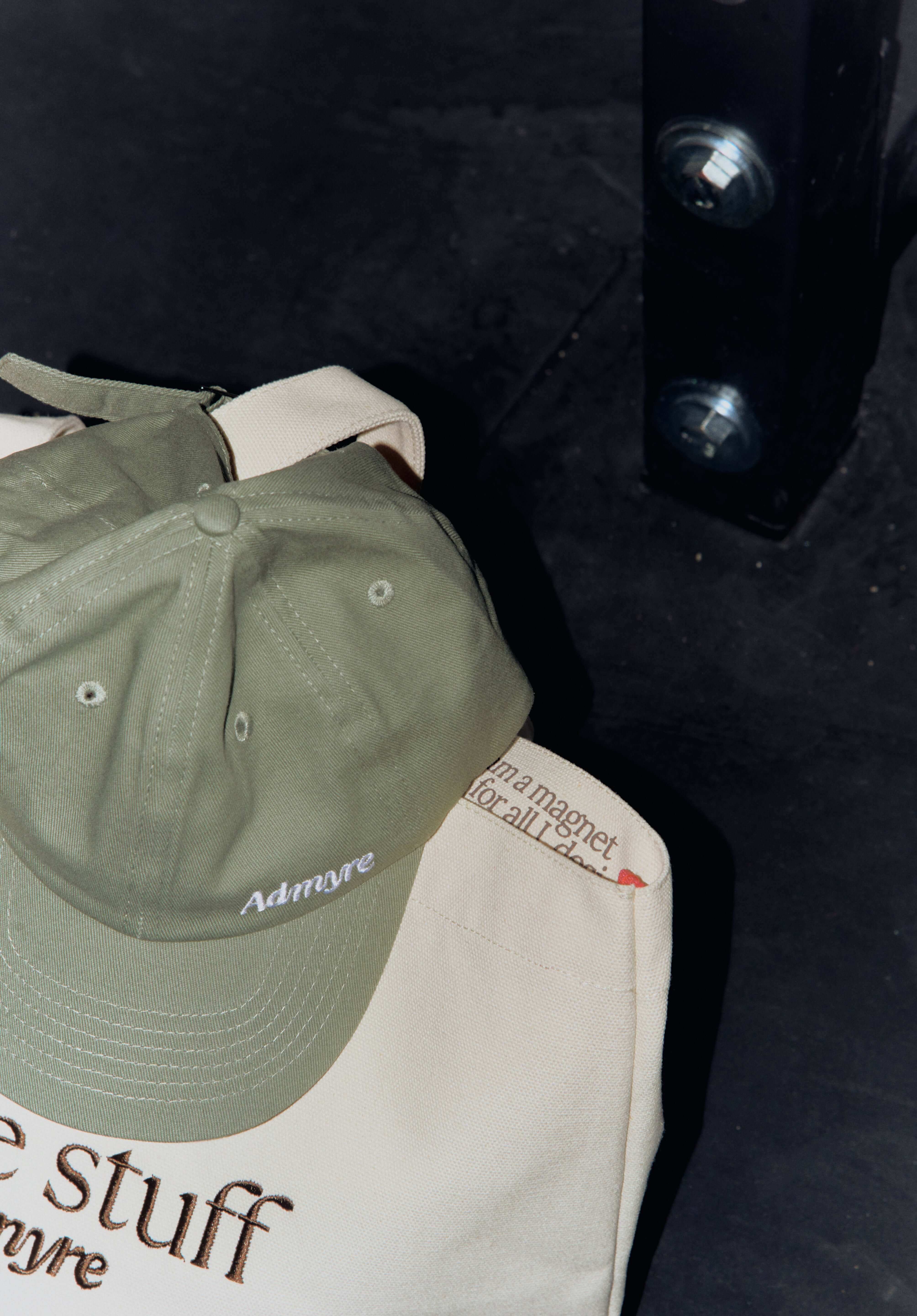 Sombrero verde de Admyre, diseñado para ofrecer protección y estilo. Ideal para el verano y actividades al aire libre, combina con tus looks favoritos