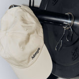 Gorra blanca de Admyre, diseñada para ofrecer protección y estilo. Ideal para el verano y actividades al aire libre, combina con tus outfits favoritos.