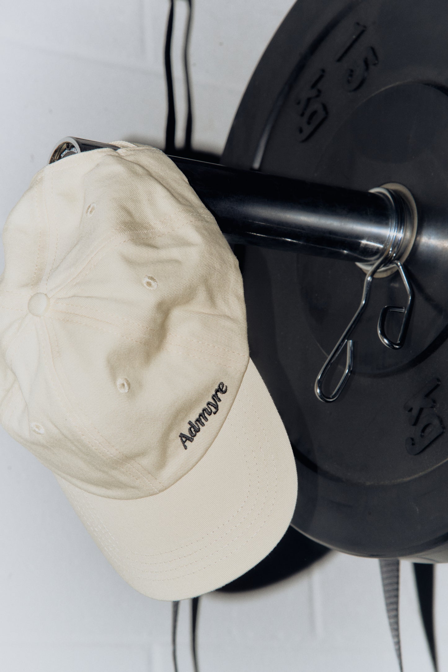 Gorra blanca de Admyre, diseñada para ofrecer protección y estilo. Ideal para el verano y actividades al aire libre, combina con tus outfits favoritos.