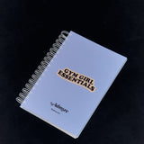 Lleva tu entrenamiento de gymgirl a otro nivel y haz seguimiento de tu progreso con nuestro Gym Planner de 6 meses. Diseñado para ayudarte a estructurar tus rutinas, registrar tus avances y optimizar tu rendimiento. Con espacio para planificar entrenamientos, controlar repeticiones y pesos, y anotar tus logros, este planner es la herramienta perfecta para una Admyre Girl como tu