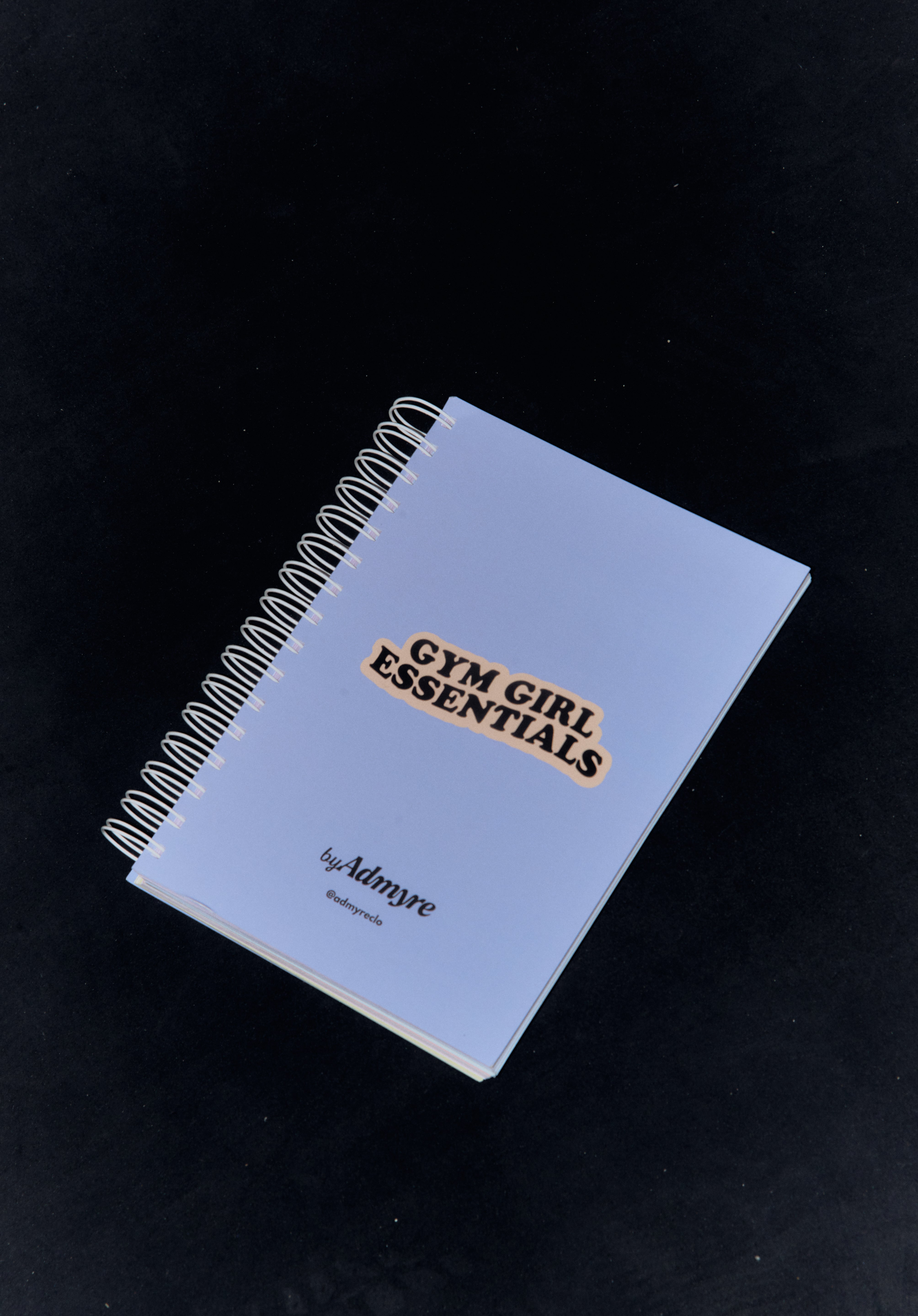 Lleva tu entrenamiento de gymgirl a otro nivel y haz seguimiento de tu progreso con nuestro Gym Planner de 6 meses. Diseñado para ayudarte a estructurar tus rutinas, registrar tus avances y optimizar tu rendimiento. Con espacio para planificar entrenamientos, controlar repeticiones y pesos, y anotar tus logros, este planner es la herramienta perfecta para una Admyre Girl como tu