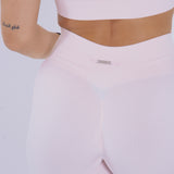 Descubre los Bella Short de Admyre en color baby pink, diseñados para brindar libertad de movimiento y un ajuste perfecto en cualquier actividad