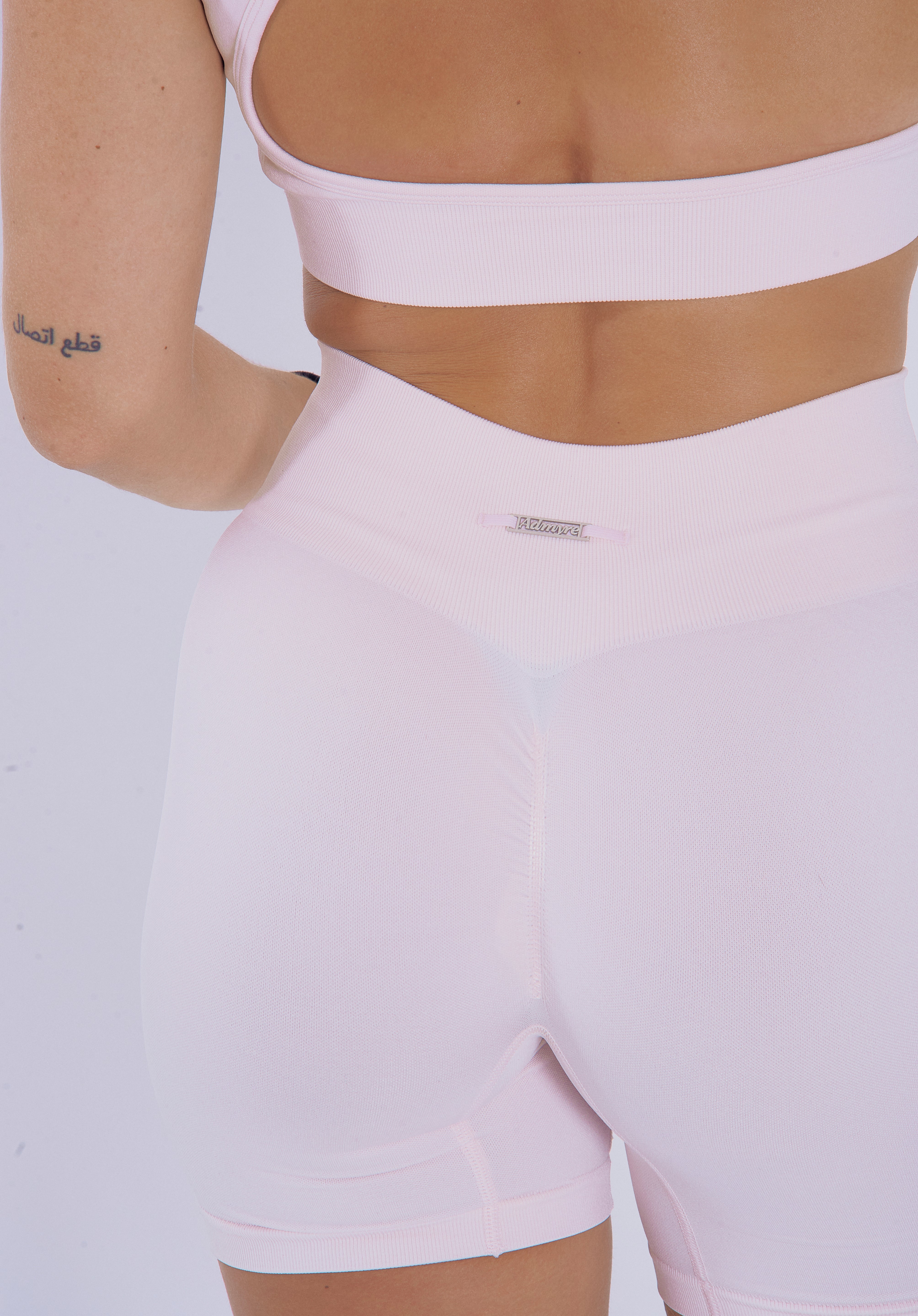 Descubre los Bella Short de Admyre en color baby pink, diseñados para brindar libertad de movimiento y un ajuste perfecto en cualquier actividad