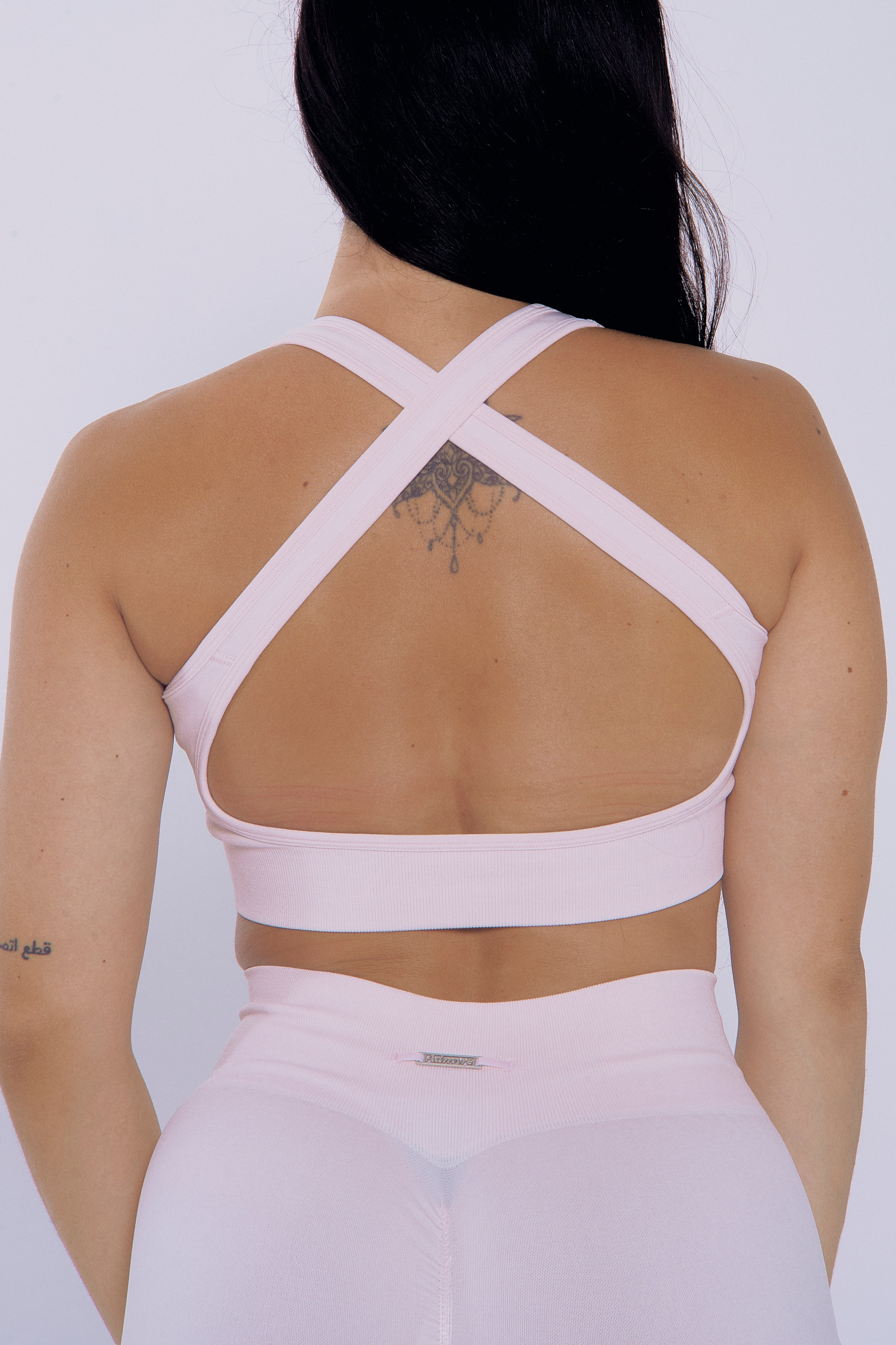 Bella Top de Admyre en baby pink: un top deportivo que combina soporte y estilo, perfecto para tus entrenamientos y días casuales