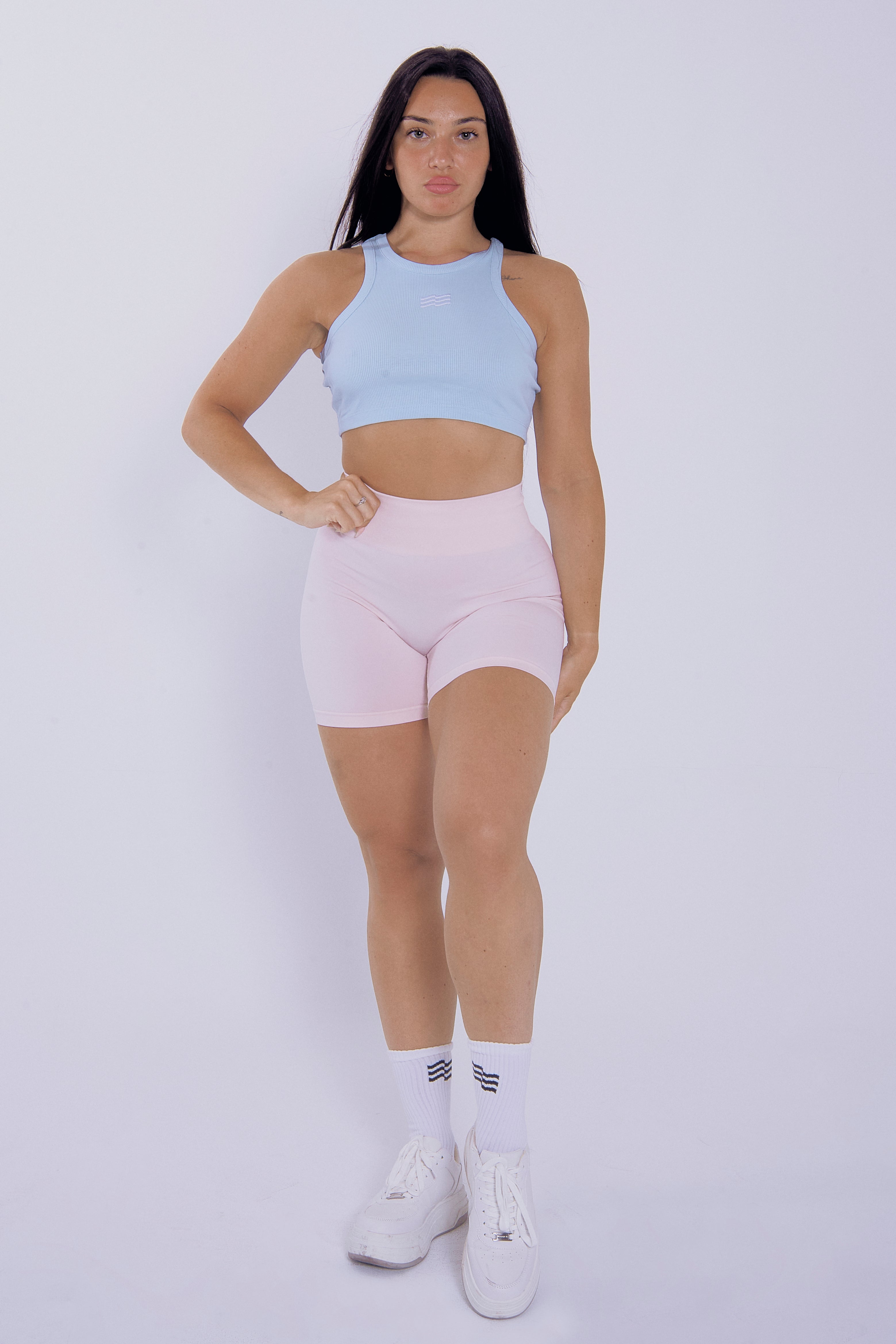 Baby Blue Tank de Admyre, un top versátil y elegante, ideal para cualquier actividad. Combina fácilmente con tus prendas deportivas o casuales