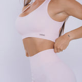 Descubre el Bella Top de Admyre en color baby pink, diseñado para ofrecer comodidad y un look moderno. Ideal para yoga, running o uso diario