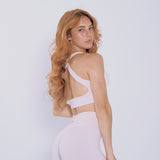 Descubre los Bella Short de Admyre en color baby pink, diseñados para brindar libertad de movimiento y un ajuste perfecto en cualquier actividad