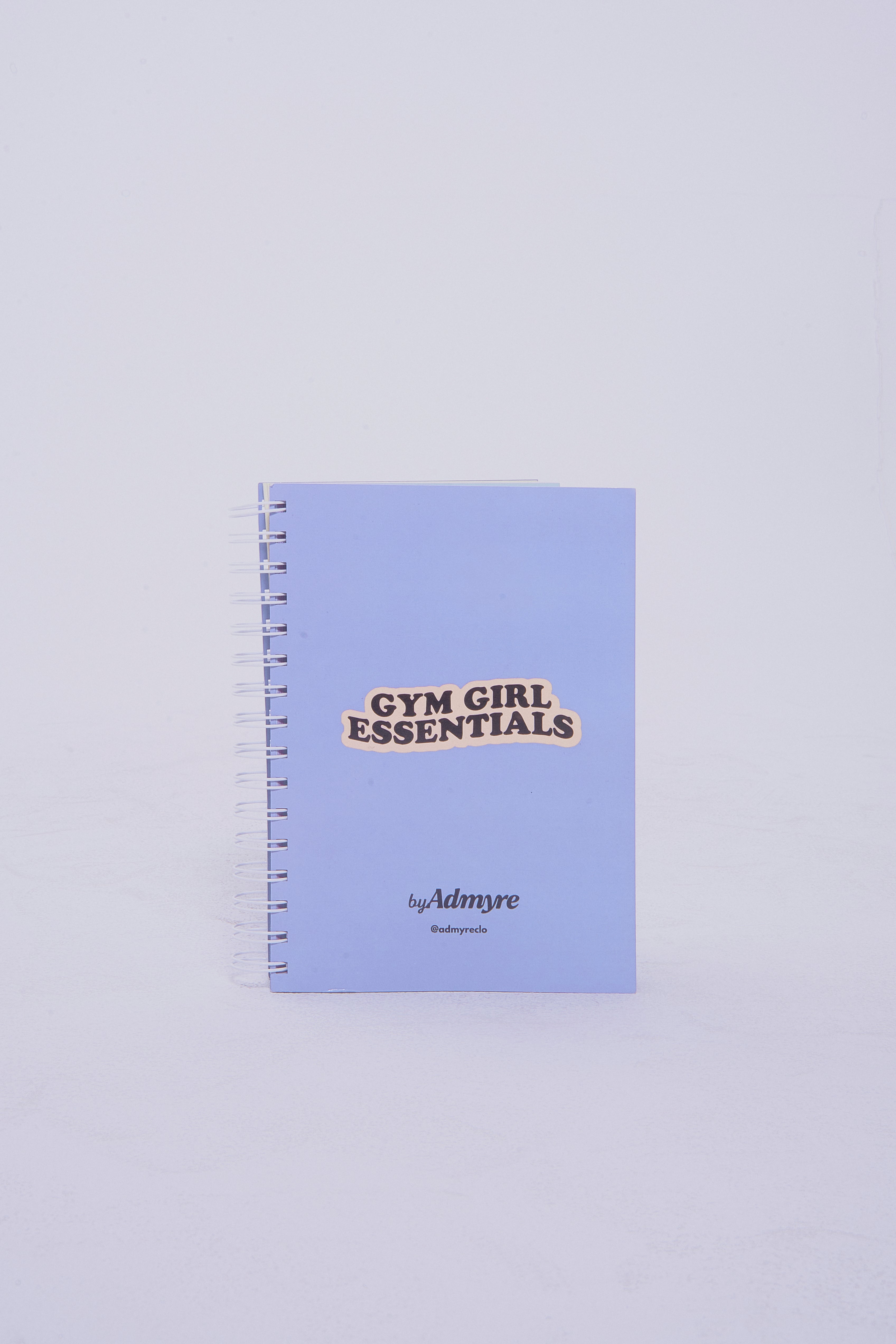 Lleva tu entrenamiento de gymgirl a otro nivel y haz seguimiento de tu progreso con nuestro Gym Planner de 6 meses. Diseñado para ayudarte a estructurar tus rutinas, registrar tus avances y optimizar tu rendimiento. Con espacio para planificar entrenamientos, controlar repeticiones y pesos, y anotar tus logros, este planner es la herramienta perfecta para una Admyre Girl como tu
