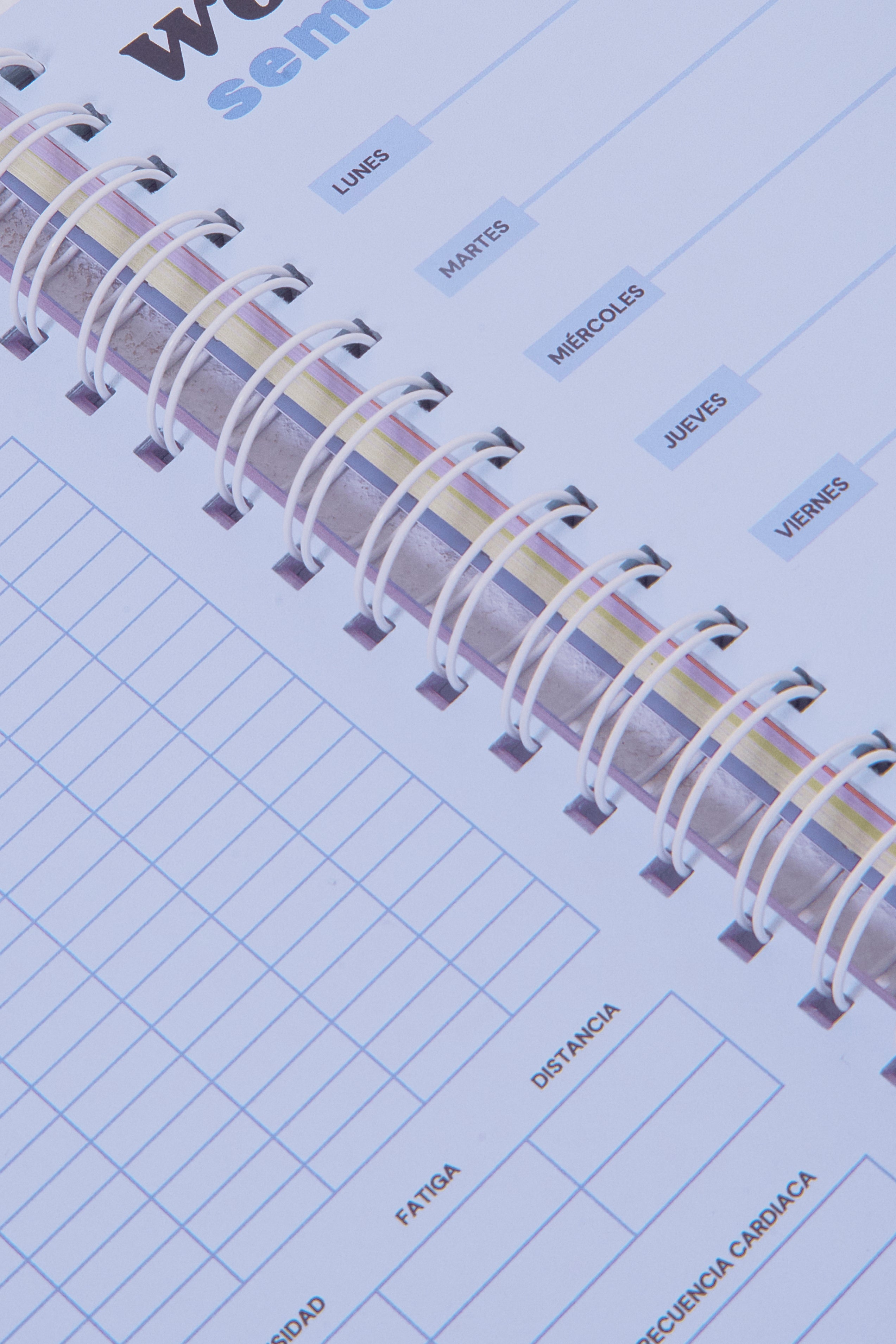 Lleva tu entrenamiento de gymgirl a otro nivel y haz seguimiento de tu progreso con nuestro Gym Planner de 6 meses. Diseñado para ayudarte a estructurar tus rutinas, registrar tus avances y optimizar tu rendimiento. Con espacio para planificar entrenamientos, controlar repeticiones y pesos, y anotar tus logros, este planner es la herramienta perfecta para una Admyre Girl como tu