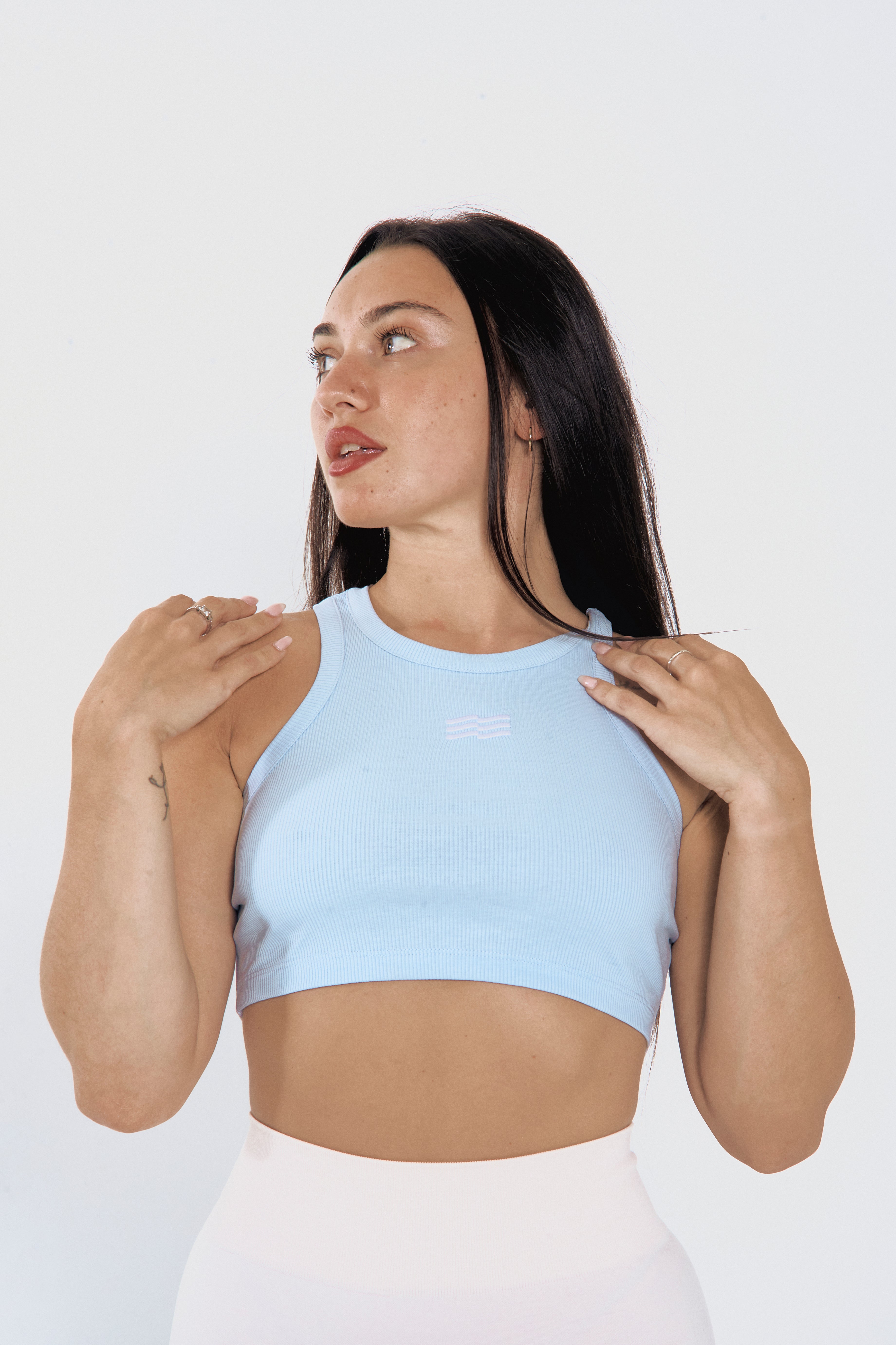 Baby Blue Tank de Admyre: top ligero y cómodo, ideal para entrenamientos o días relajados. Perfecto para combinar con tus leggings favoritos.