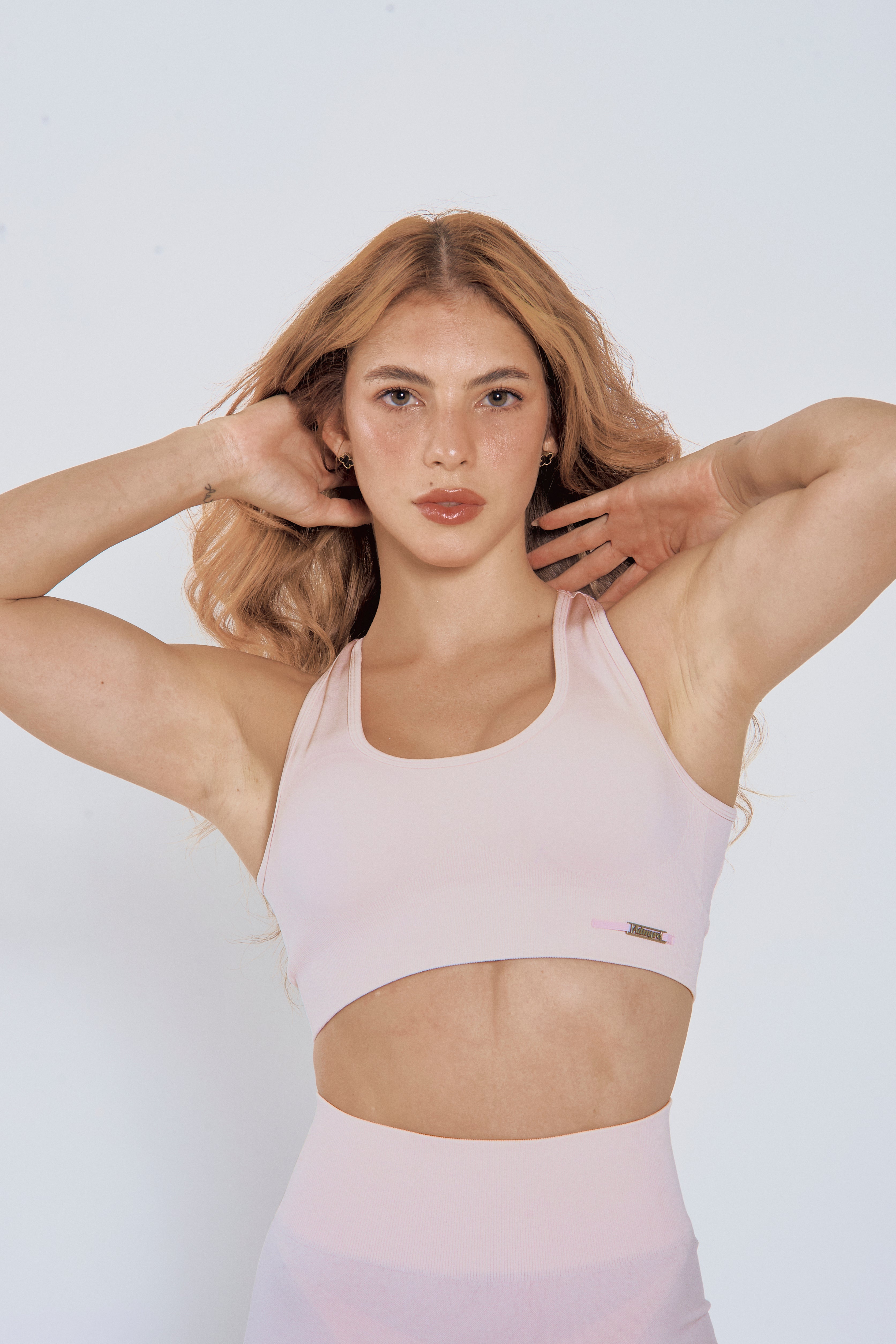 Top deportivo Bella de Admyre en baby pink, creado para mujeres activas que buscan un estilo fresco y versátil, ideal para entrenar o salir
