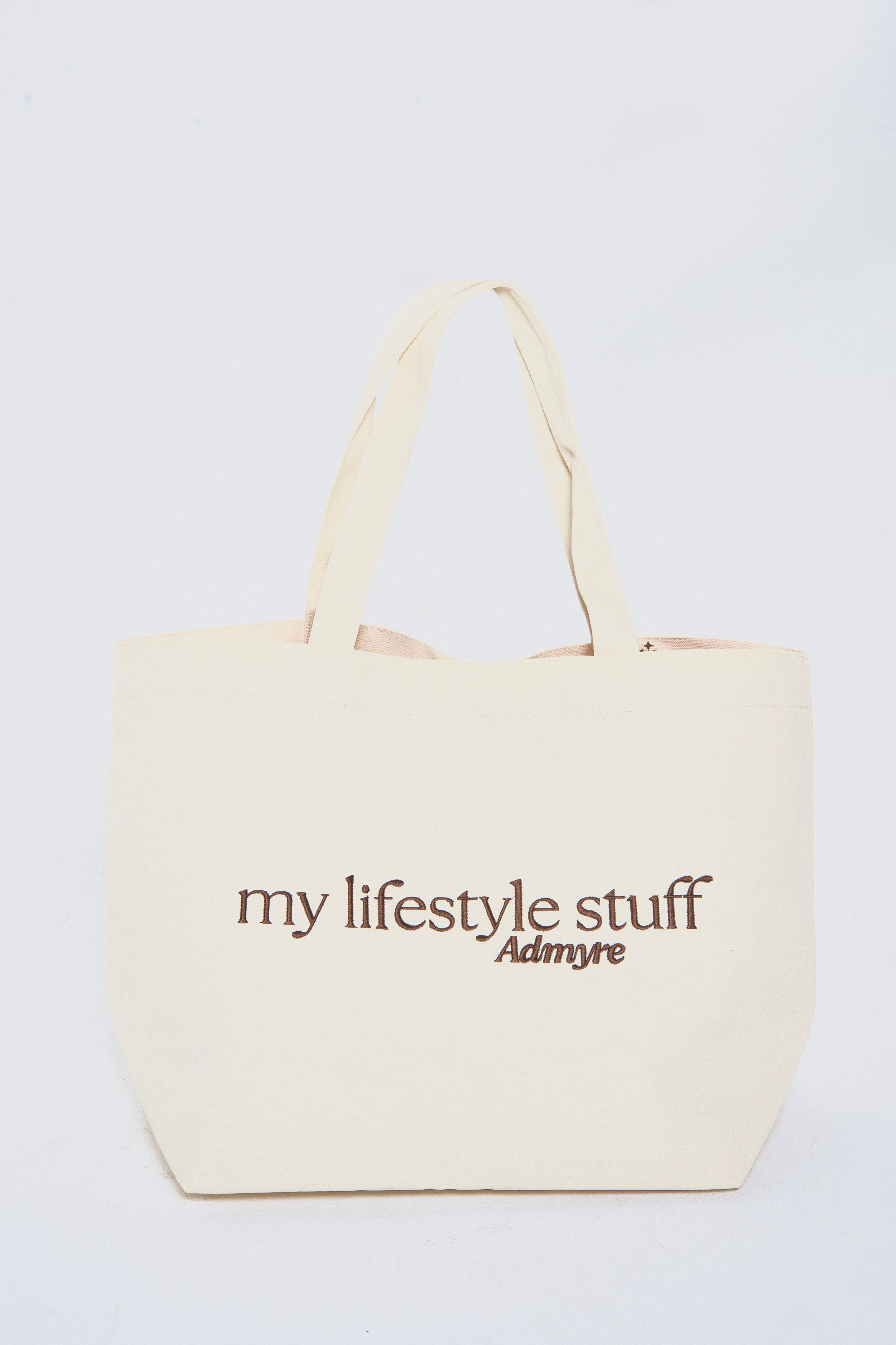 Tote Bag crema de Admyre: bolso elegante y versátil, ideal para llevar tus esenciales con estilo. Perfecto para el día a día y cualquier ocasión.